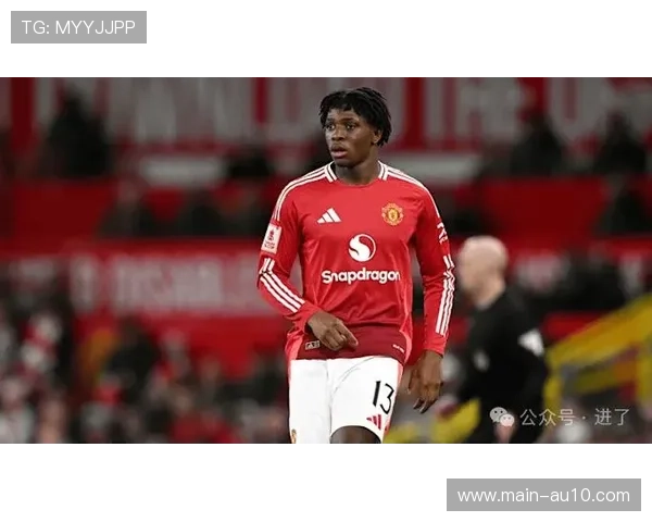 曼联多古进球后，镜头捕捉到场边小球迷激动落泪